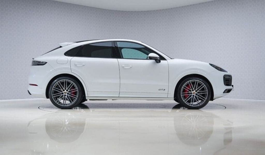 2021 Porsche Cayenne in White with 152km, Automatic Transmission, and Powerful 8 Engine - Buy in Dubai