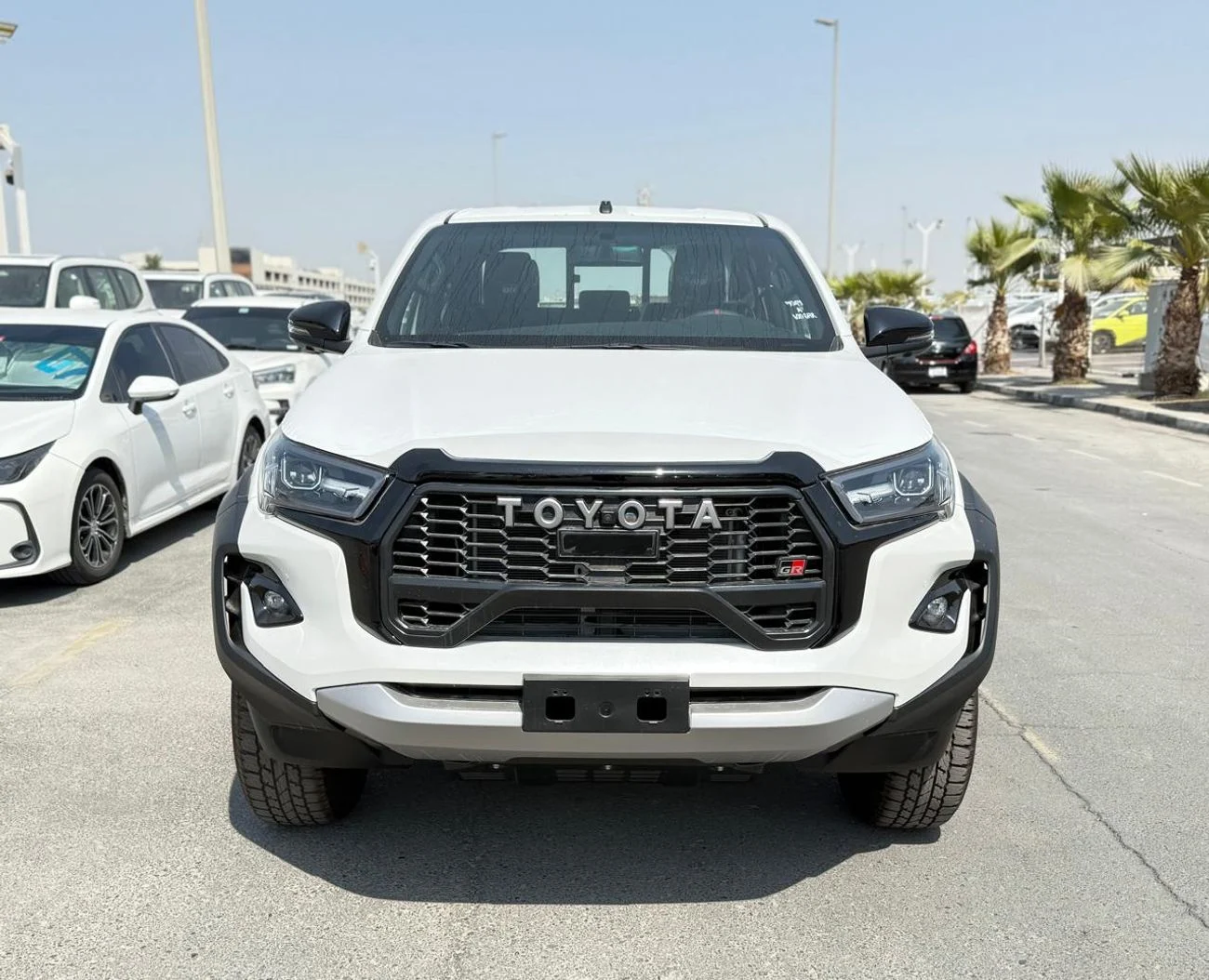 Toyota Hilux 2025 White 0km Petrol Automatic 6 Engine - Buy in Dubai
