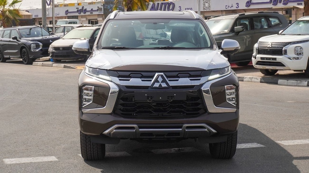 2025 Mitsubishi Montero 0km Petrol Automatic in Bronze | Dubai