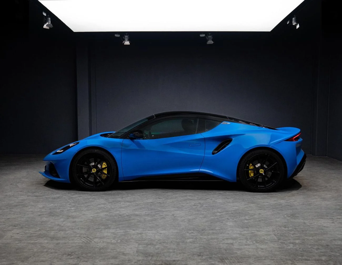 Lotus Emira 2023 Blue Manual 6 Engine Petrol Car for Sale in Dubai