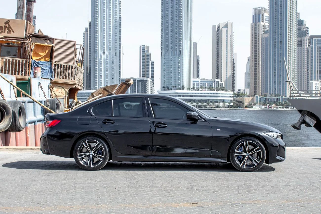 [DCE-800456] 2025 BMW 3 Series in Black - Low Mileage, Automatic Transmission, Powerful Engine
