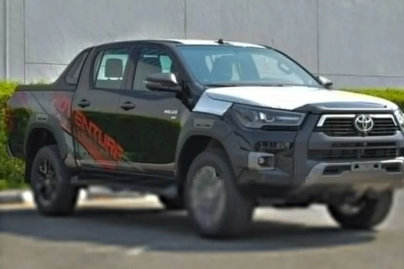 [DCE-800457] Toyota Hilux 2025 Black Petrol Automatic 6 engine in Dubai