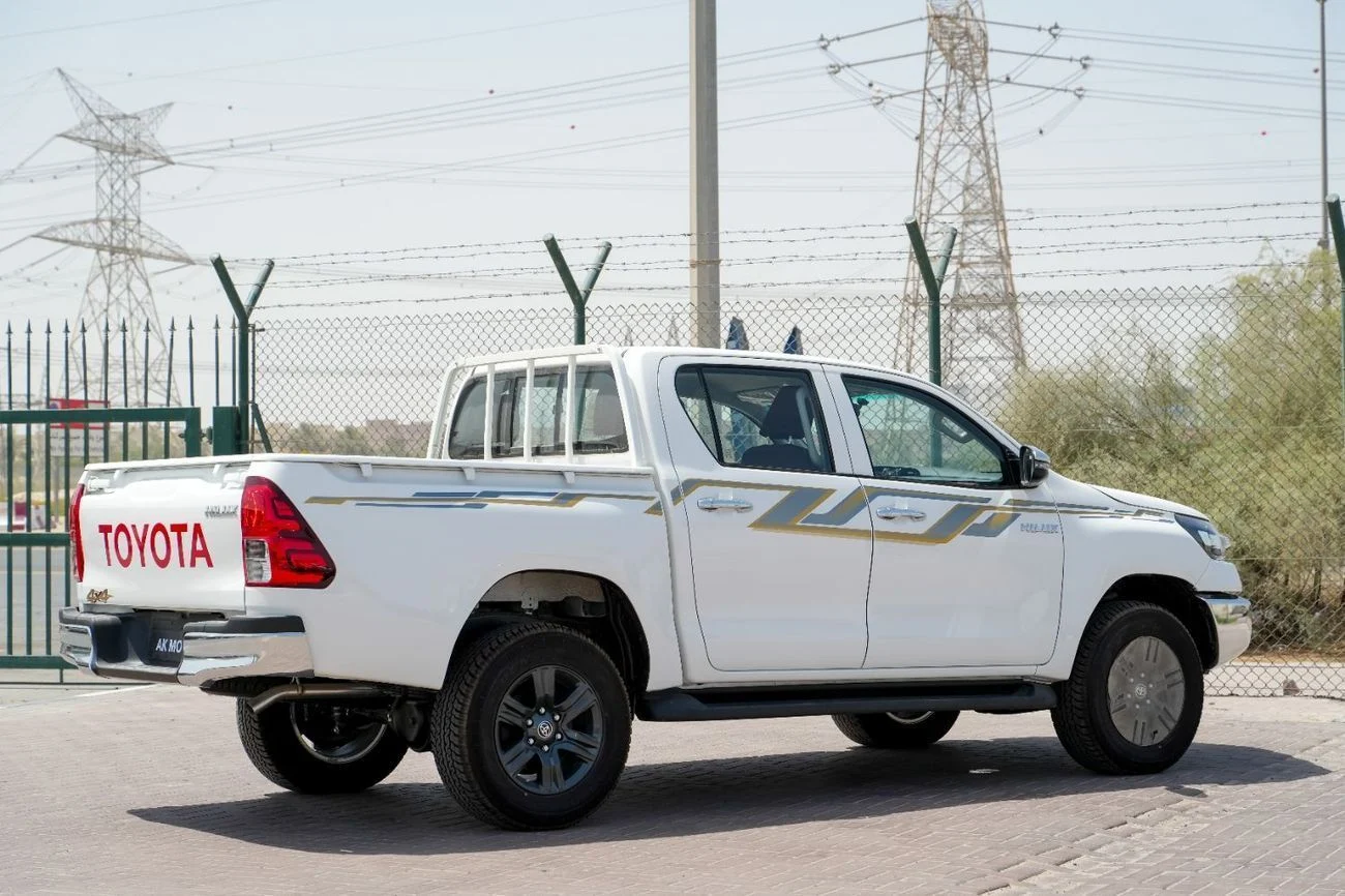 [DCE-800471] Toyota Hilux 2025 White Petrol Automatic 6 Engine in Dubai